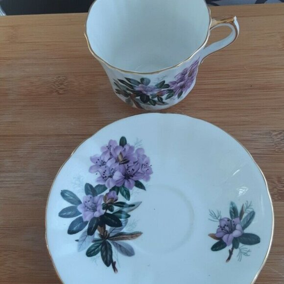 Vtg ROYAL VICTORIA FINE Bone china cup saucer purple flowers FLORAL gold trim - Picture 4 of 7